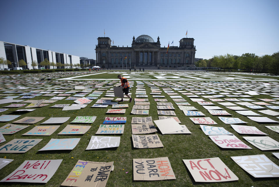 Demo ohne Demonstrierende: Bei der Fridays for Future Demo in Berlin fanden die Schüler einen kreativen Weg für ihren Protest. (Bild: Abdulhamid Hosbas/Anadolu Agency via Getty Images)