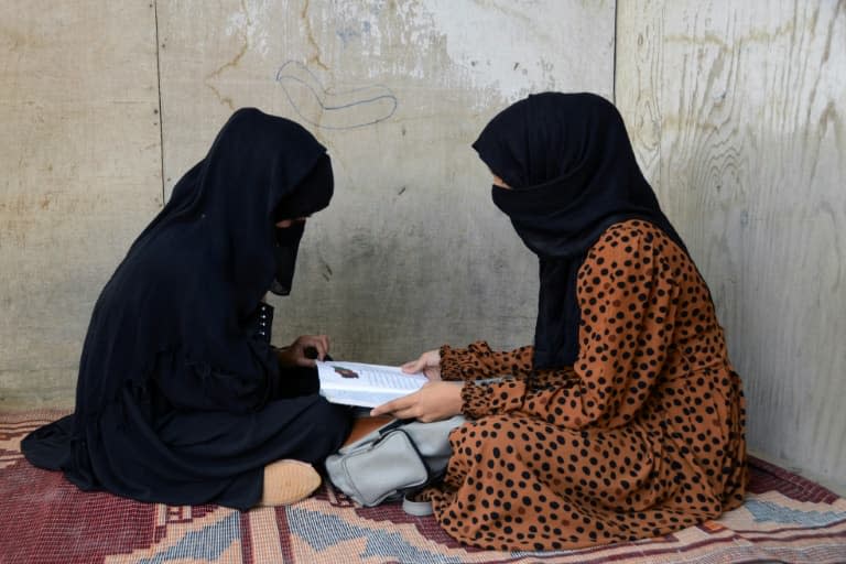 Deux écolières étudient à la maison à Kandahar, en Afghanistan, le 20 mars 2022 - Javed TANVEER © 2019 AFP