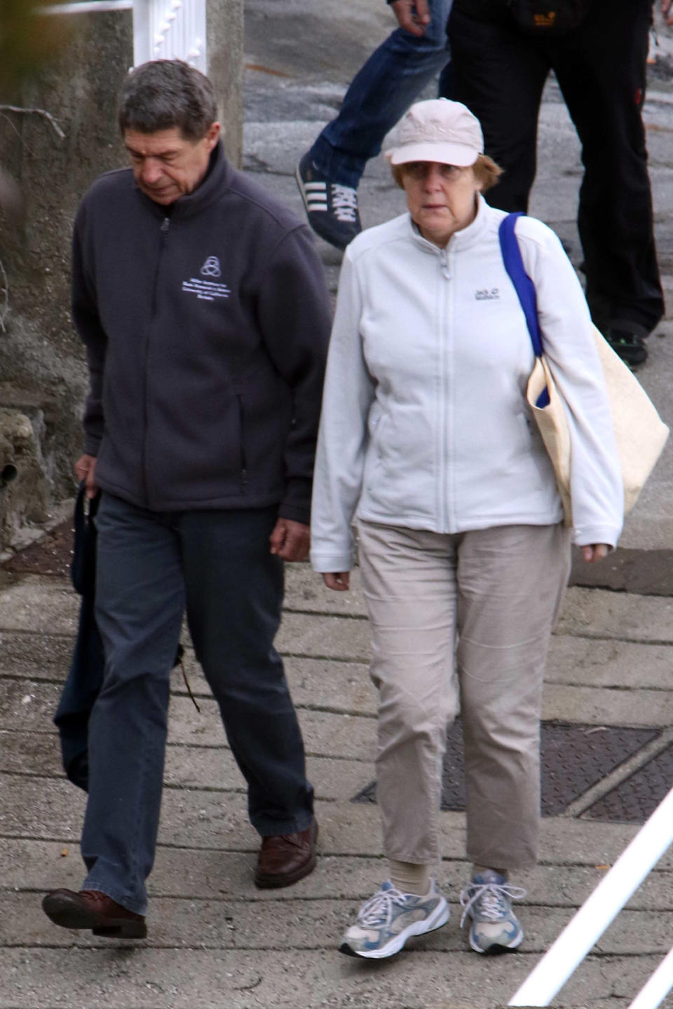 Bundeskanzlerin Angela Merkel zieht es dagegen seit Jahren in die beschauliche Ortschaft Sulden in Südtirol. Unter dem herrlichen Bergpanorama des Ortlers schnürt Merkel zusammen mit ihrem Mann gerne auch selbst die Wanderschuhe.