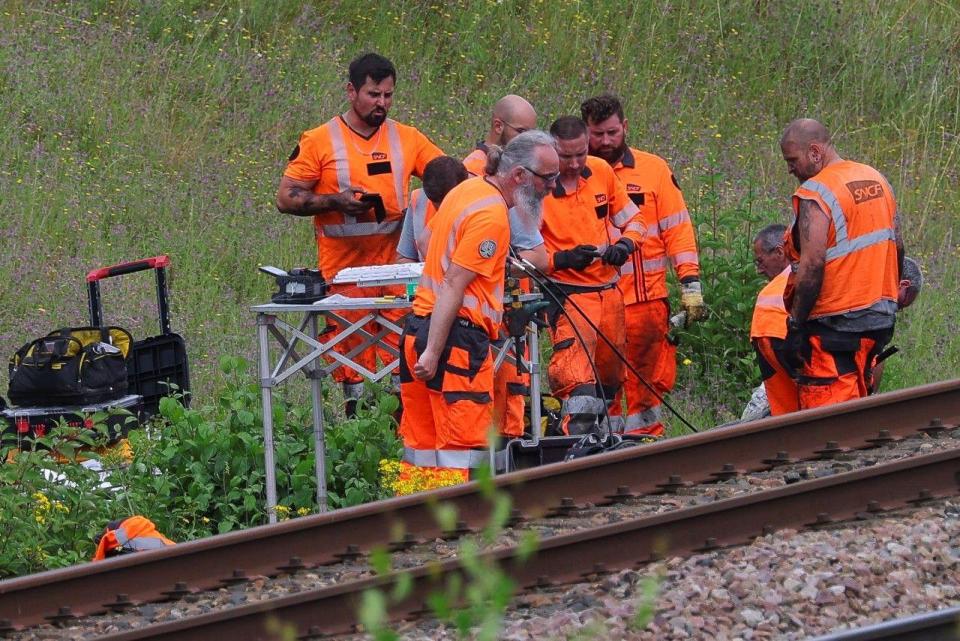 Los trabajadores de la SNCF trabajan en el lugar donde los vándalos atacaron la red ferroviaria de alta velocidad de Francia.