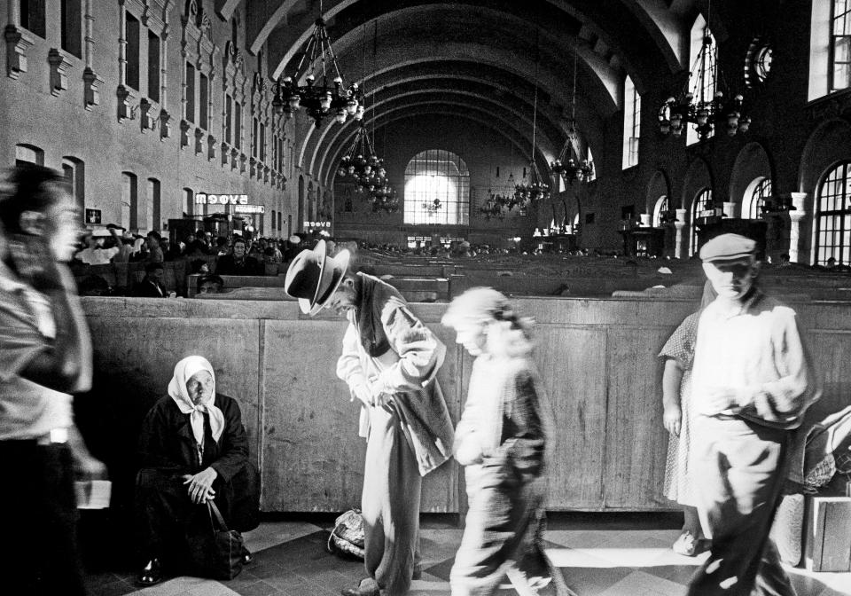 “Kiev Railroad Station, Moscow, 1959” - Credit: Photo by William Klein/Courtesy Howard Greenberg Gallery