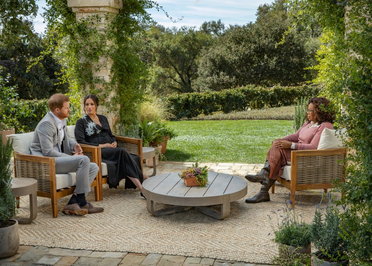 Los duques de Sussex Harry y su esposa Meghan Markel en una entrevista exclusiva que les hizo Oprah Winfrey en 2021 (Harpo Productions/Joe Pugliese v)