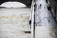 Il fiume Po ha superato la soglia di guardia e allagato i Murazzi (REUTERS/Massimo Pinca).