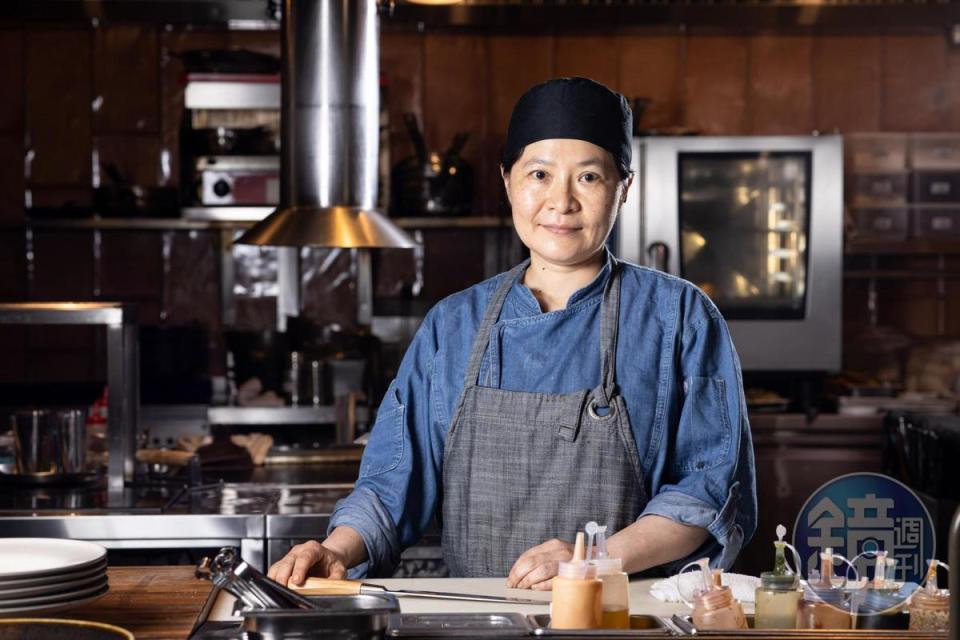 行政主廚吳曉芳是鄧有癸師傅的得力助手，負責旗下各餐廳的菜色開發設計。