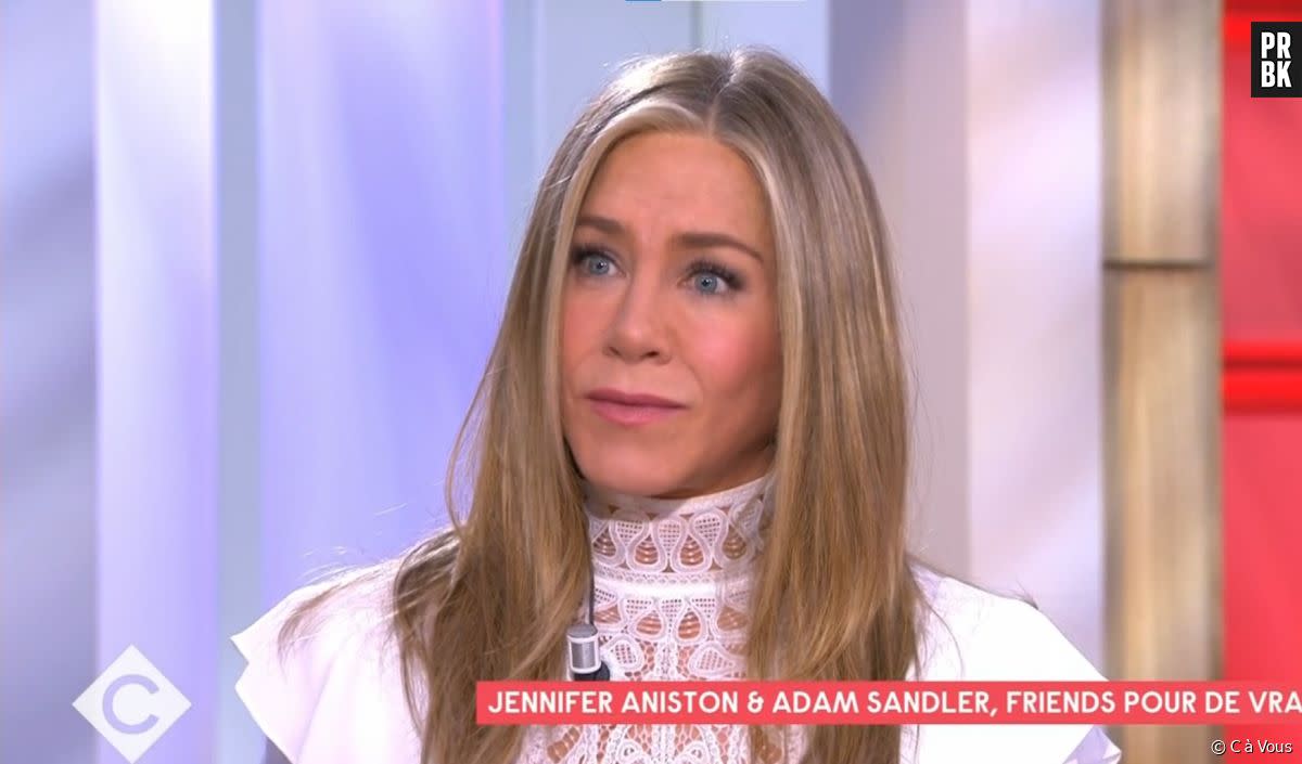 "Elle ne ressemble plus à rien" : Jennifer Aniston présente à Paris, les internautes critiquent violemment son physique - C à Vous