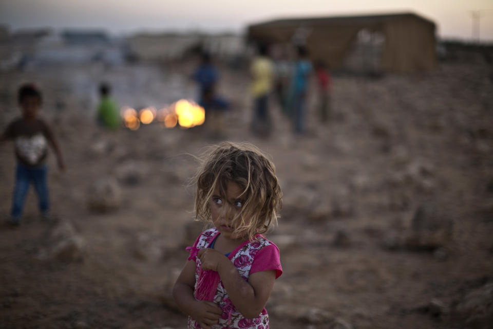 Una niña siria que vive en un asentamiento temporal en la frontera con Jordania (AP)