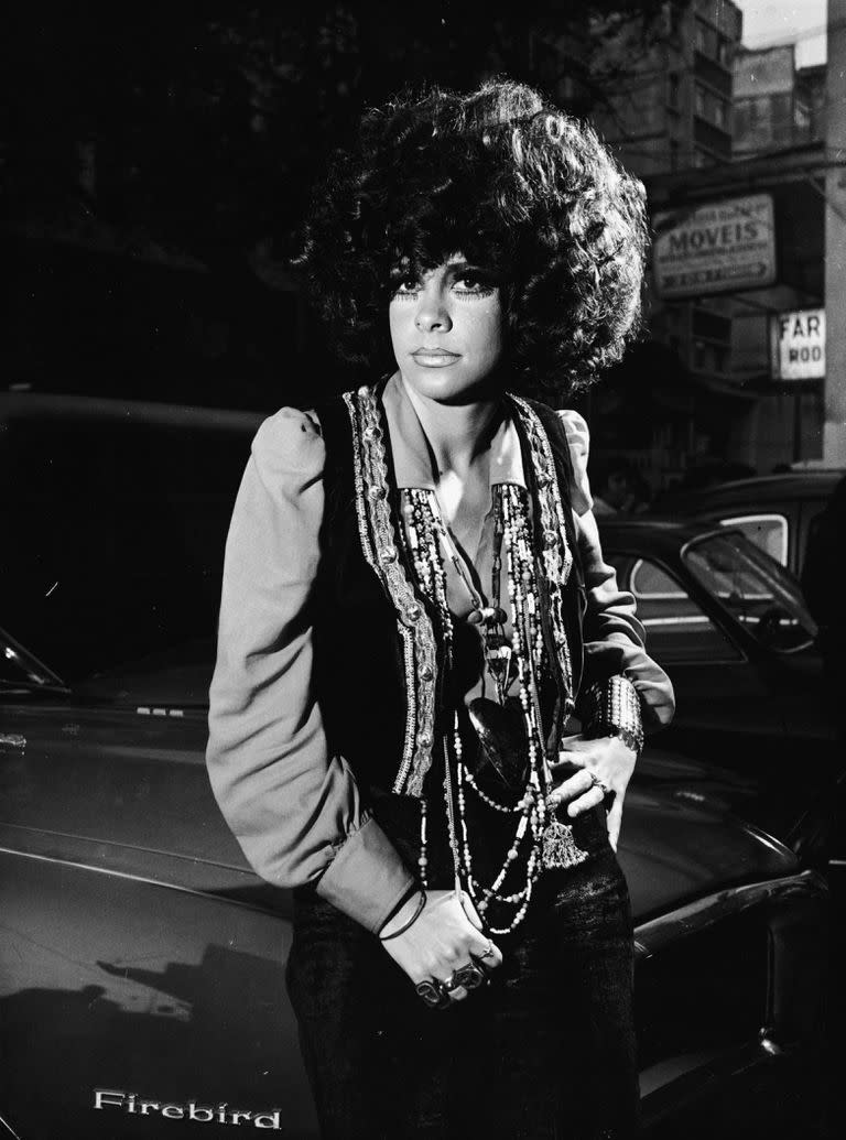 Con un look muy particular, Gal Costa posando contra un automóvil Pontiac Firebird en 1969. (Photo by Manchete/Pictorial Parade/Getty Images) 