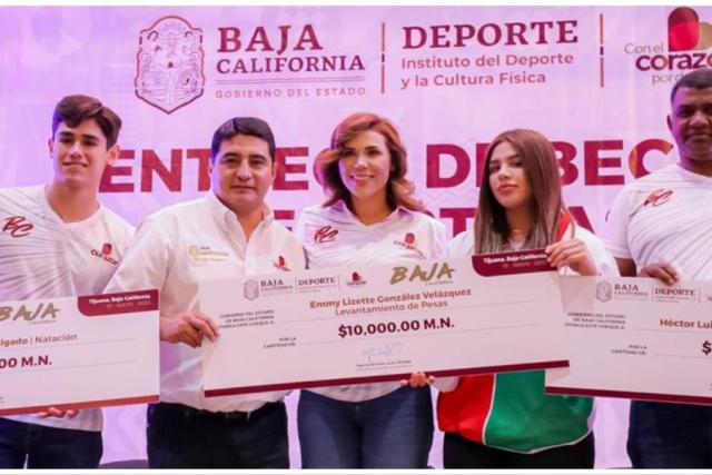 Gobernadora Marina del Pilar hace entrega de becas econ&#xf3;micas a deportistas bajacalifornianos