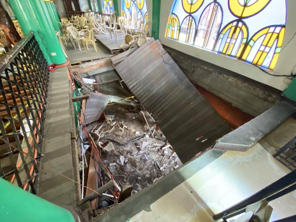 Le balcon de l’église catholique Saint-Pierre-l’Apôtre, située dans la ville de San Jose Del Monte aux Philippines, s’est effondré ce mercredi 14 février, entraînant la mort d’une femme âgée et faisant 53 blessés.