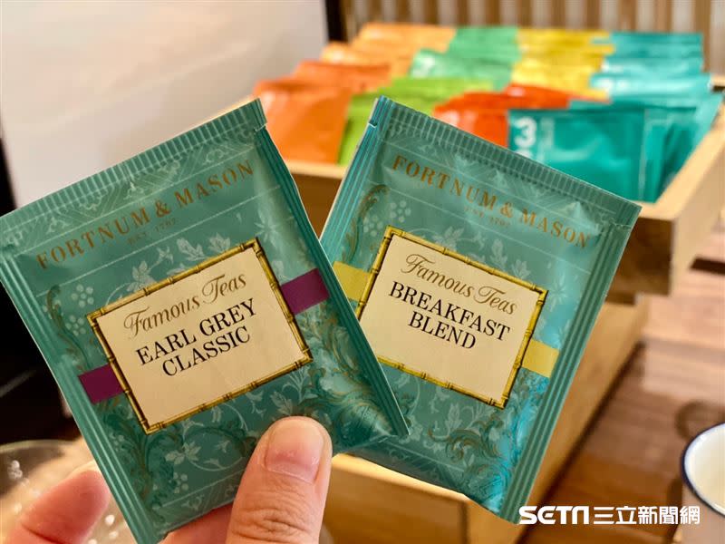 輕食吧還有英國貴族茗茶Fortnum and Mason的茶包。（圖／記者馮珮汶攝）