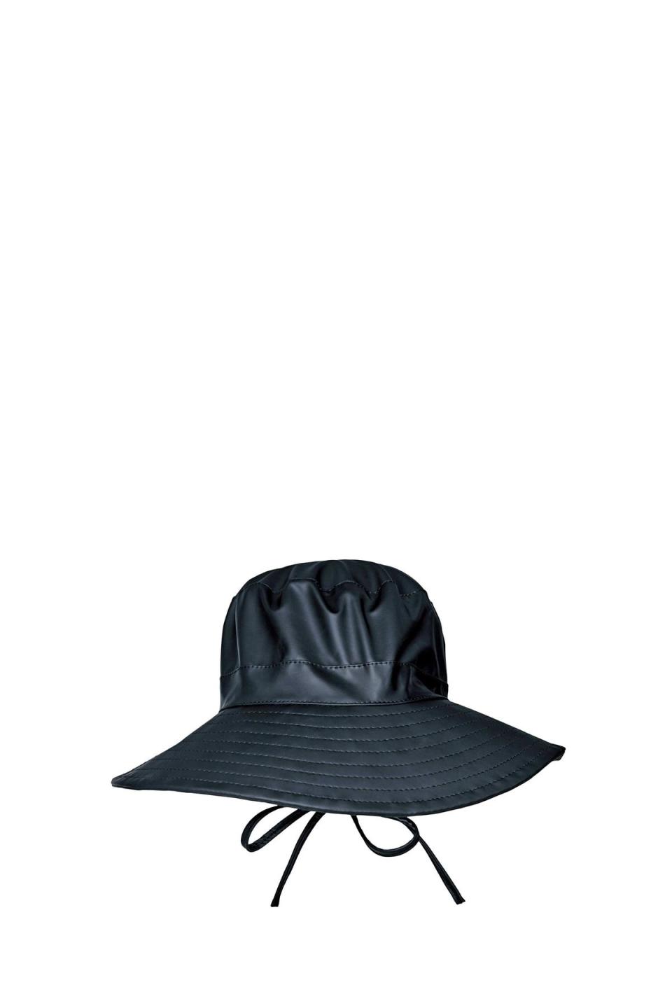 經典黑防水大帽簷漁夫帽。NT$1,080。（RAINS提供）