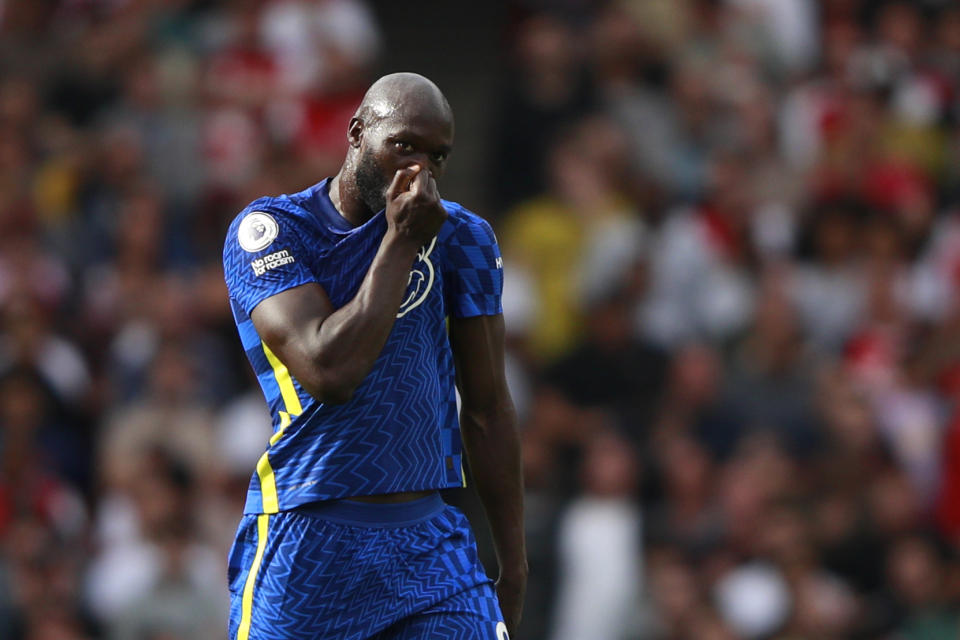 Romelu Lukaku reacciona tras marcar el primer gol de Chelsea en la victoria 2-0 ante Arsenal en la Liga Premier, el domingo 22 de agosto de 2021. (AP Foto/Ian Walton)