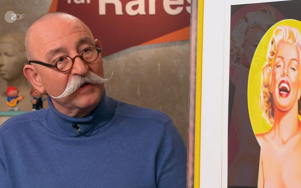 "Großartig", nannte Horst Lichter die Lithografien in der Mittwochsausgabe der ZDF-Trödelshow "Bares für Rares". Und das nicht nur wegen der berühmten Dame auf den Bildern. Der Moderator gestand: "Ich bin sehr traurig, dass ich kein Händler bin." Seine Meinung änderte sich, als er den Wunschpreis der Verkäuferin hörte. (Bild: ZDF)