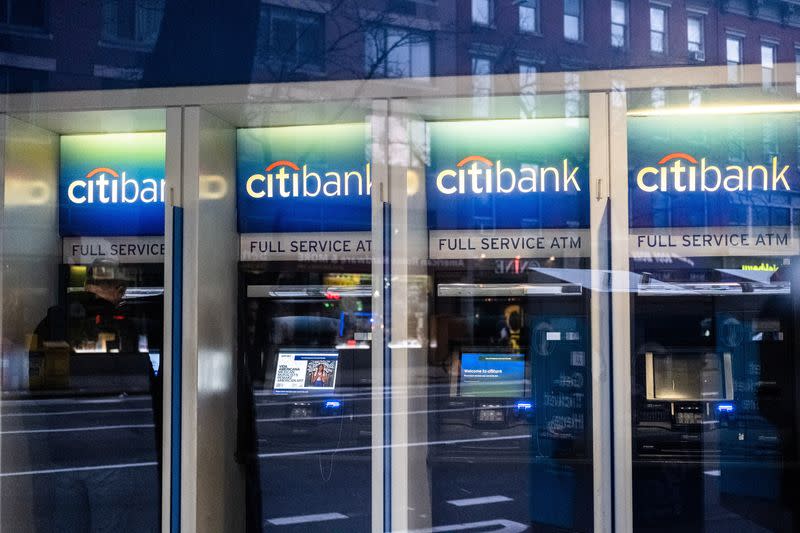 FOTO DE ARCHIVO: Cajeros automáticos del banco Citi son vistos en la ciudad de Nueva York