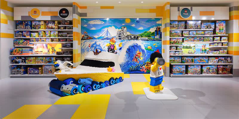 高雄樂高授權專賣店（LEGO Certified Store）座落於「義享時尚廣場A棟」，為全台佔地最大樂高「未來概念店」，空間近150坪。（圖／品牌業者提供）