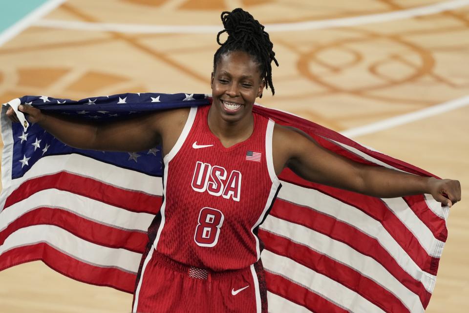 Chelsea Gray merayakan medali emas Tim USA dalam cabang bola basket putri di Olimpiade Musim Panas. (Foto AP/Michael Conroy)