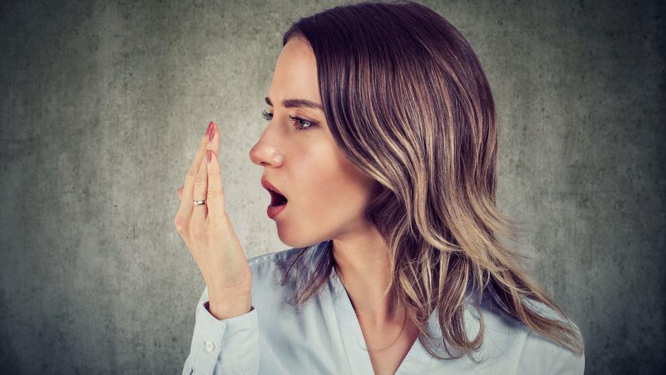 Mundgeruch ist unangenehm - vor allem für Ihr Gegenüber. Doch es gibt natürliche Hausmittel, die Ihren Atem wieder erfrischen. (Bild: iStock / SIphotography)