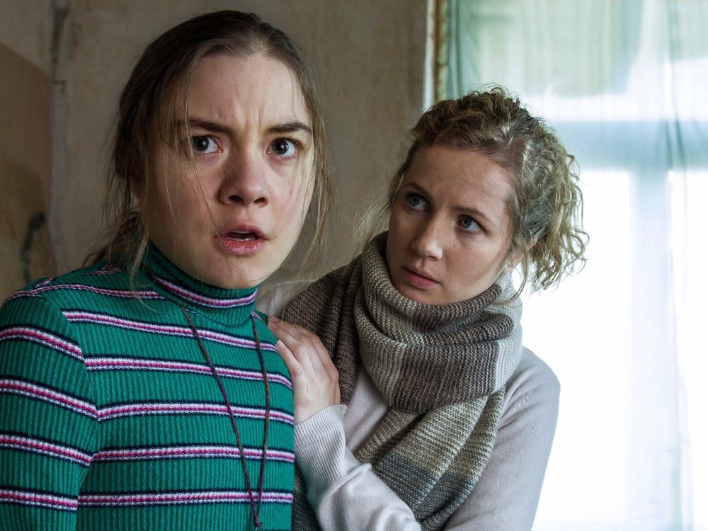 "Tatort: Parasomnia": Leonie Winkler (Cornelia Gröschel, r.) tröstet Talia (Hannah Schiller), die vor Angst erstarrt ist. (Bild: MDR/MadeFor/Daniela Incoronato)