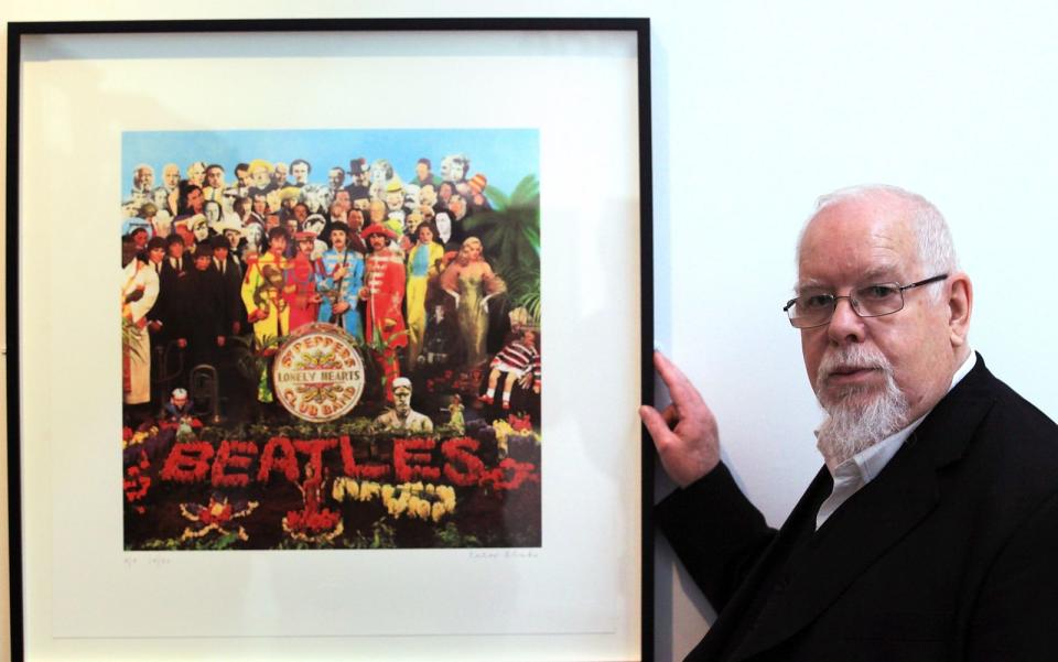 Zu dieser Idee des Gesamtkunstwerkes gehörte auch eine aufwendige Gestaltung des Covers durch eigens dafür engagierte Künstler. Peter Blake (Bild), einer der beiden Designer von "Sgt. Pepper's Lonely Hearts Club Band", fragte die Band im Vorfeld, vor wem sie gerne bei einem imaginären Konzert spielen würden. Eine illustre Zusammenkunft kam dabei heraus. (Bild: Matt Cardy/Getty Images)