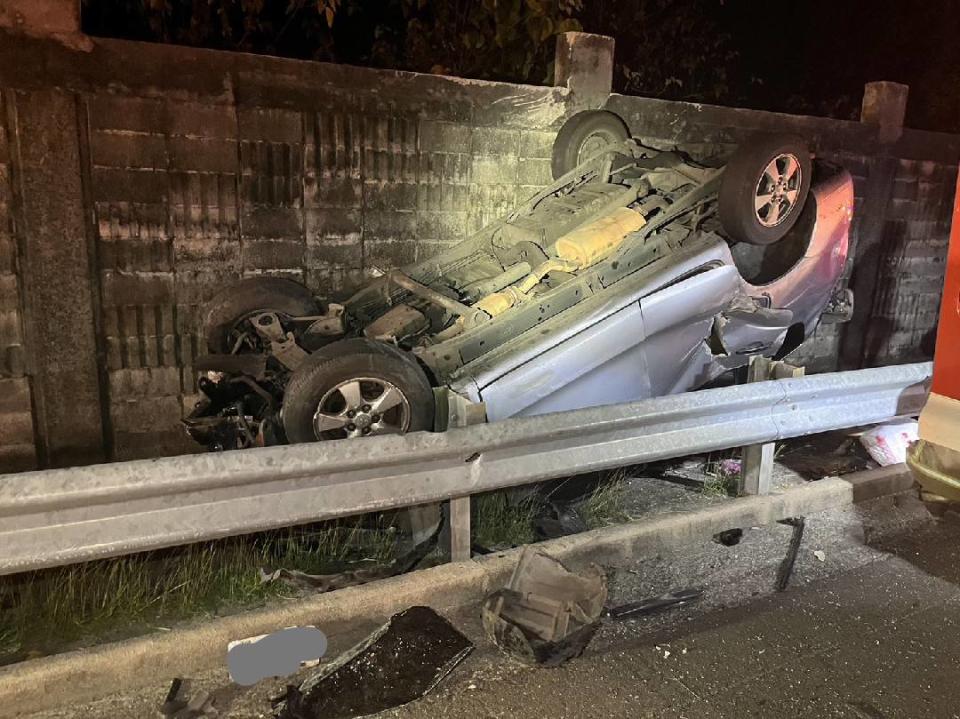 國道3北上白河路段，休旅車自撞翻覆排水溝，車禍造成1死5傷。（圖：國道8隊提供）