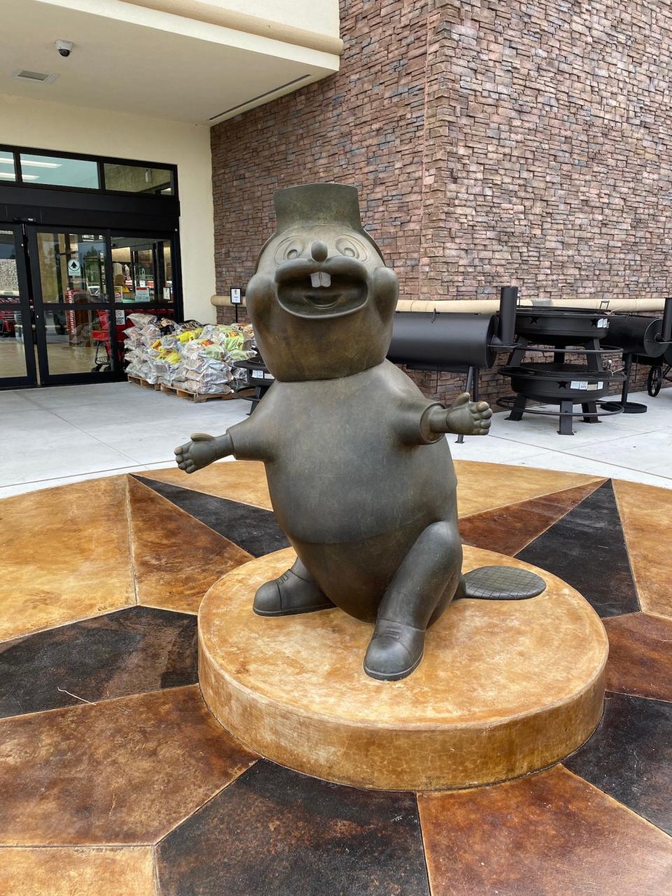 A Buc-ee's statue in Florida.