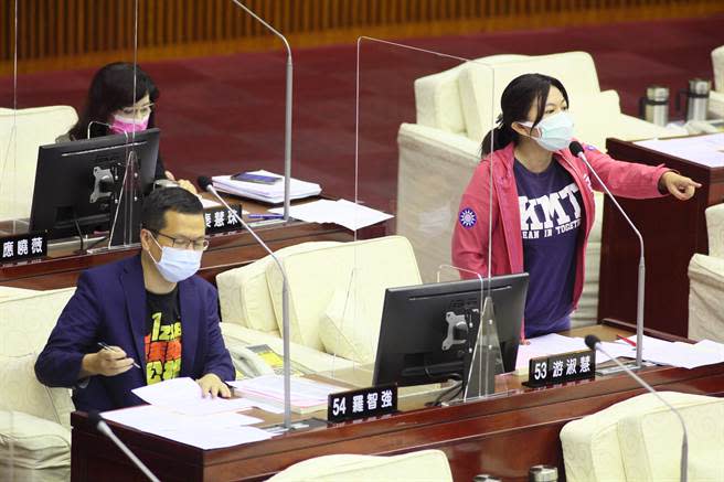 國民黨台北市議員游淑慧、羅智強，17日在台北市議會中，要求北市開放市民自費檢驗疫苗抗體。（張鎧乙攝）