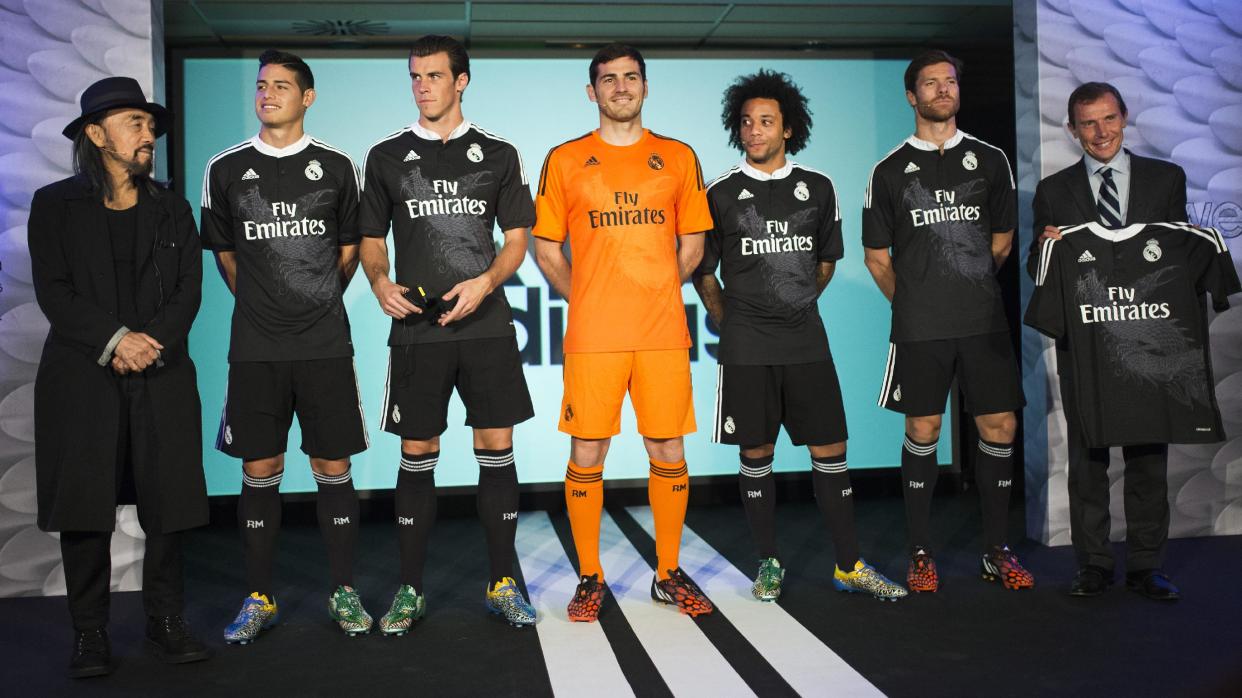 Los jugadores de Real Madrid posan con la nueva camiseta del club el martes, 26 de agosto de 2014, en Madrid. (AP Photo/Andres Kudacki)