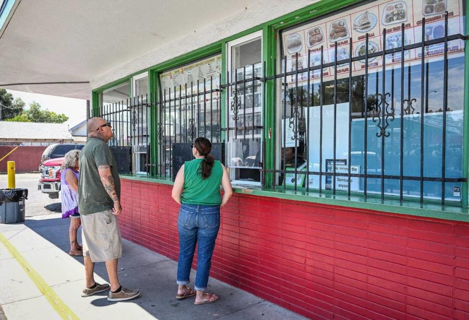 Los clientes se detienen a pedir en la ventana en Adrian's, un favorito de comida mexicana de Fresno desde hace mucho tiempo, en Belmont cerca de la First Street, cerca del centro de Fresno, el lunes 24 de junio de 2024.