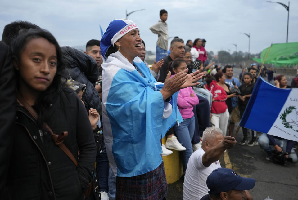 Manifestantes bloquean una carretera de acceso en Ciudad de Guatemala el lunes 9 de octubre de 2023. Las protestas en respaldo del presidente electo Bernardo Arévalo reclaman por las acciones de la fiscalía y judiciales contra su partido para suspenderlo por presuntamente haberse constituido con firmas falsas. (AP Foto/Moisés Castillo)