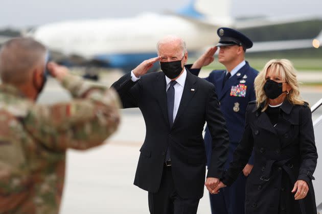 <p>Joe Biden et sa femme Jill sur la base de Dover, dans le Delaware, le 29 août 2021.</p>