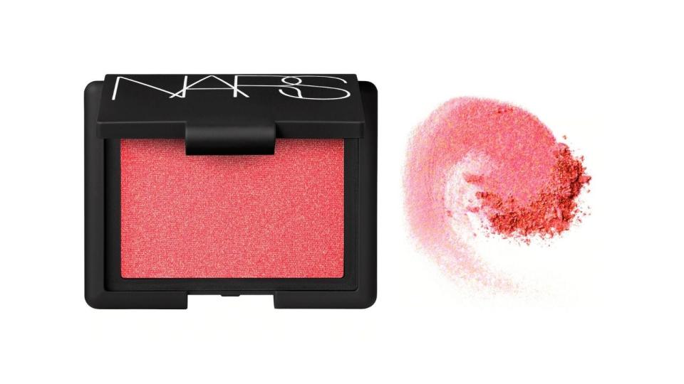 More than 700,000 Sephora shoppers adore this shimmery blush.