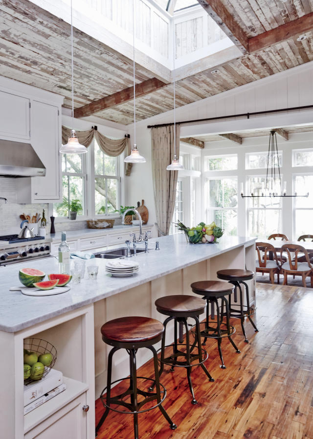 10 Beautiful White Beach House Kitchens