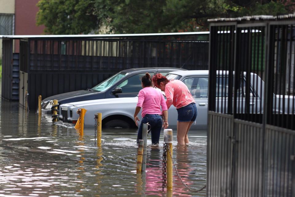 Fuga de agua en Iztapalapa provocó una gran inundación y afectaciones en la la Unidad Habitacional FOVISSSTE. Foto: Cuartoscuro.