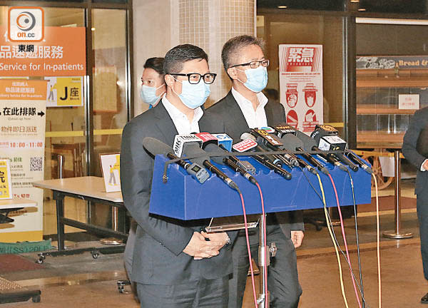 保安局局長鄧炳強（左）與警務處處長蕭澤頤會見傳媒。（李國健攝）
