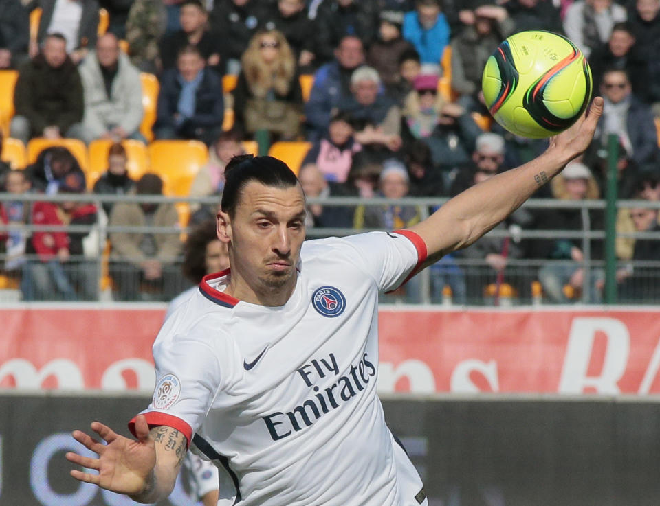 El sueco Zlatan Ibrahimovic, de París St. Germain, intenta controlar el balón en partido de la Liga francesa contra el Troyes jugado en el estadio Aube, en Troyes, el 13 de marzo de 2016 (AFP | JACQUES DEMARTHON)