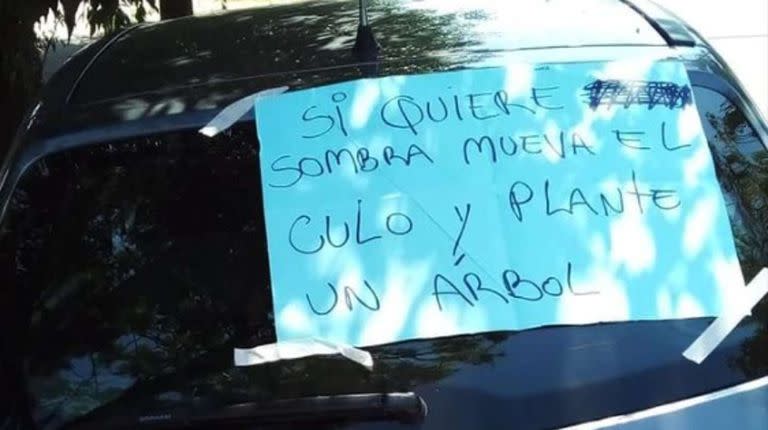 "Si quiere sombra, mueva el culo y plante un árbol", propone el cartel que un vecino le dejó a un conductor que estacionó mal el auto en González Catán