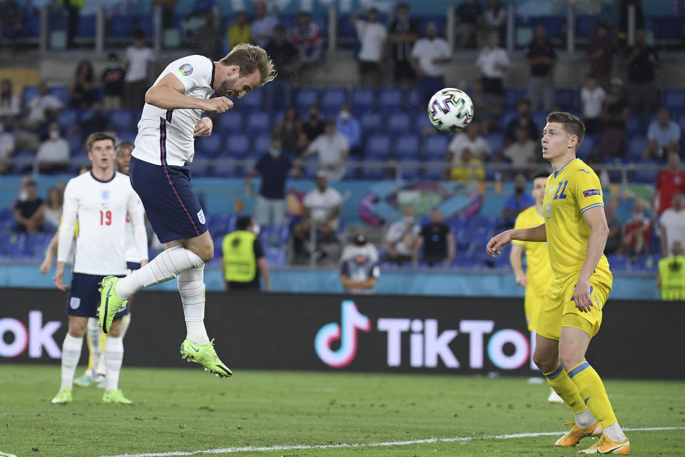 Harry Kane anota el tercer gol de Inglaterra en la victoria 4-0 ante Ucrania en los cuartos de final de la Euro 2020, el sábado 3 de julio de 2021. (AP Foto/Ettore Ferrari, Pool