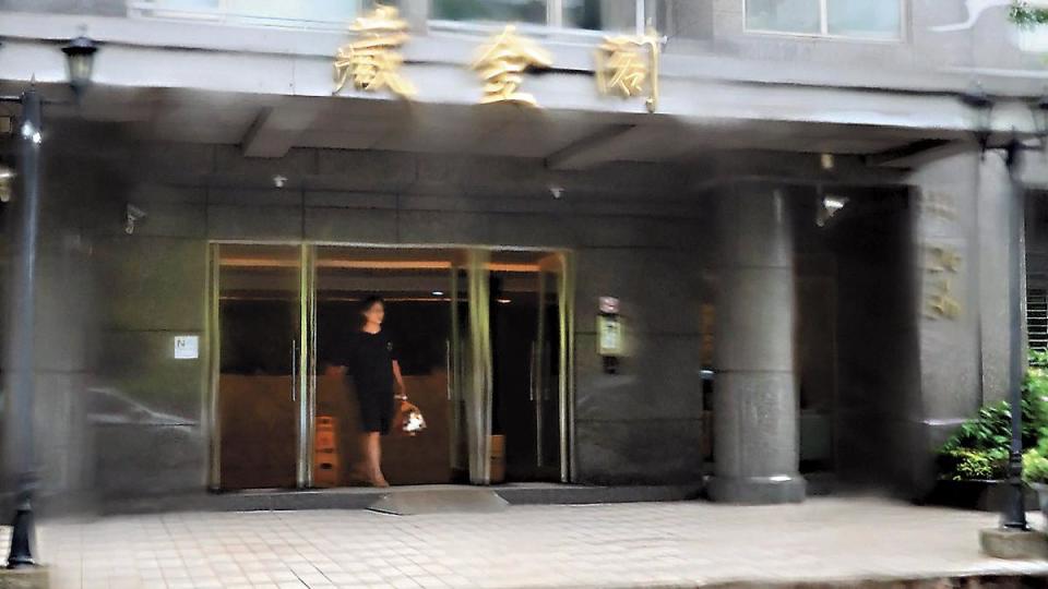 9/2 07：20 休假必住 謝宏博只要休假就會到藏金閣過夜，9月2日他仍在7時許出門上班。