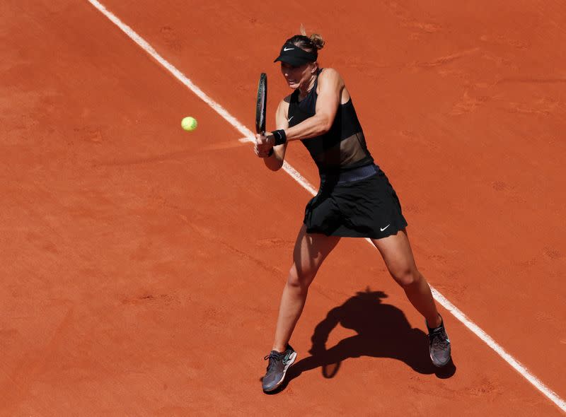 La española Paula Badosa en una jugada durante el partido contra la eslovena Tamara Zidansek en el Abierto de Francia