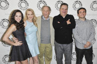 ARCHIVO - Miembros del elenco de la serie de comedia "The Goldbergs" de ABC, de izquierda a derecha Hayley Orrantia, Wendi McLendon-Covey, George Segal, Jeff Garlin y Troy Gentile, en un evento en Beverly Hills, California. Segal, actor nominado a un Oscar por "Who's Afraid of Virginia Woolf?" y coprotagonista de "The Goldbergs", murió el martes 23 de marzo de 2021. Tenía 87 años. (Foto por Richard Shotwell/Invision/AP, Archivo)