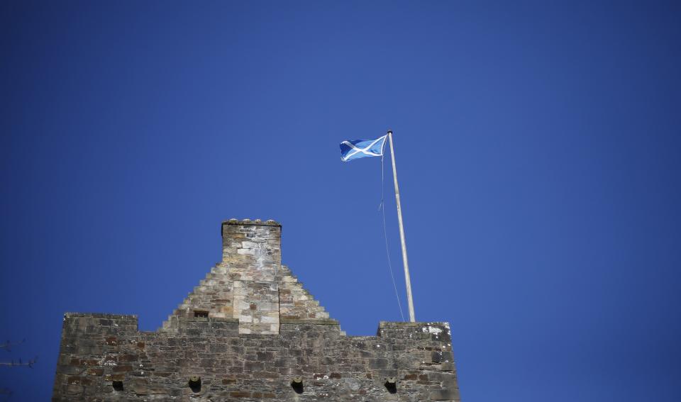 <p><b>Vigilante di un castello medievale</b> - Cosa ne pensi l'idea di avere un intero castello del XIII secolo, tutto per te?<br>In Scozia chi è disposto a stabilirsi in uno di questi castelli e a prendersene cura viene pagato 20.000 sterline, più il costo del cibo(!)</p>