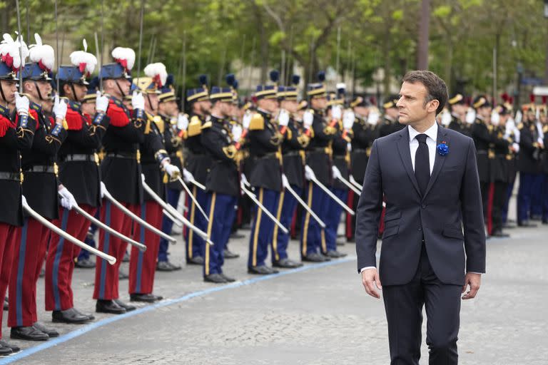 El presidente de Francia, Emmanuel Macron, pasa revista a las tropas durante las ceremonias del Día de la Victoria, el lunes 8 de mayo de 2023 en París.
