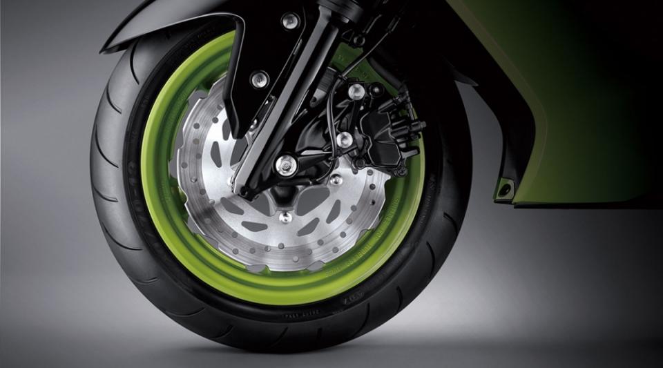 黑綠配色的FORCE在前後輪框部分也採用綠色塗裝。