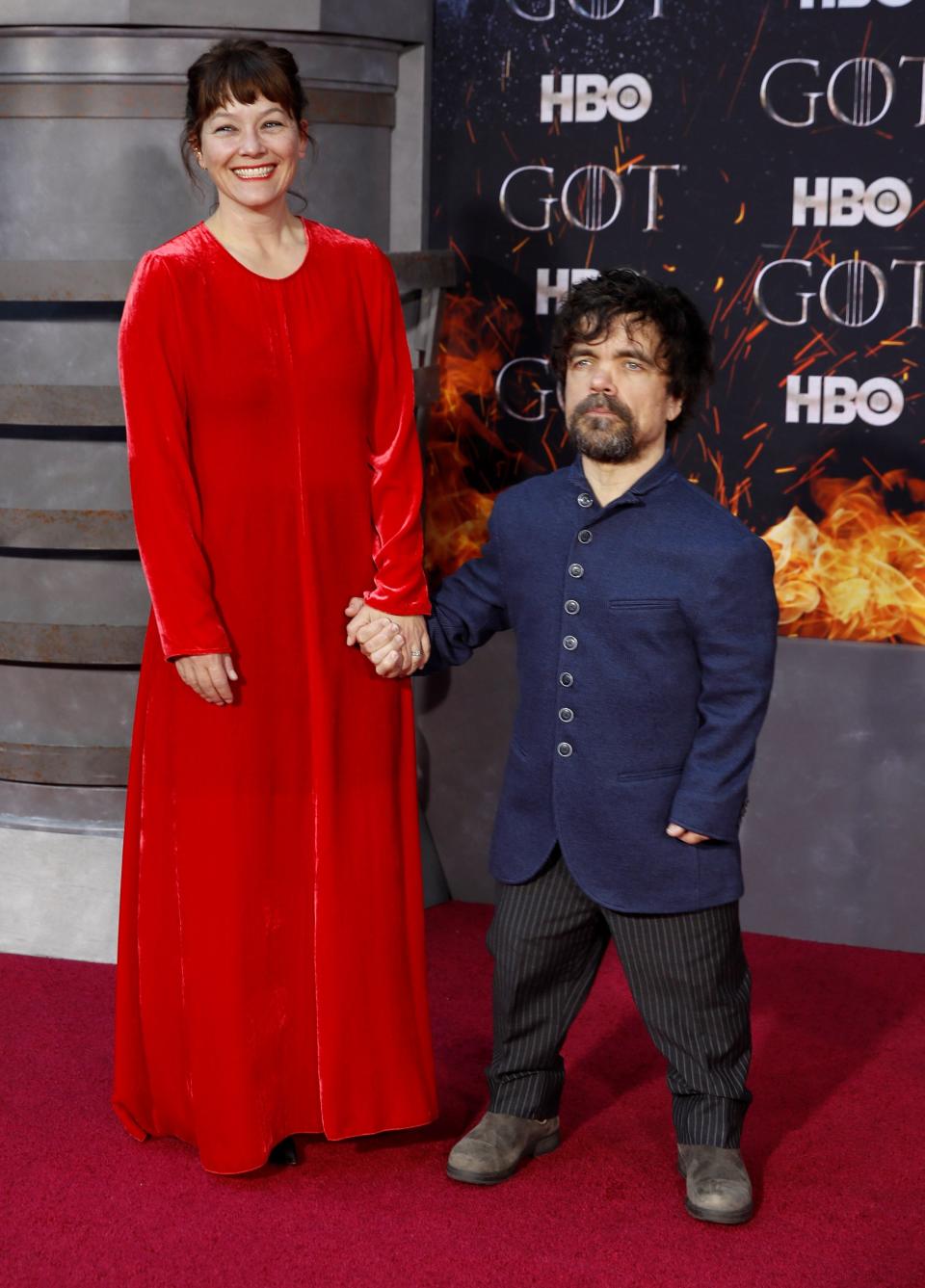 <p>Otro que también se llevó a su pareja a la premiere fue Peter Dinklage, que posó en la alfombra roja con su esposa Erica Schmidt, con la que lleva casado desde 2005. (Foto: Jason Szenes / EFE). </p>