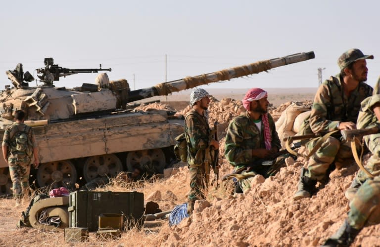 Syrian pro-government forces hold a position near the village of al-Maleha, in the northern countryside of Deir Ezzor, on September 9, 2017, during the ongoing battle against Islamic State (IS) group jihadists