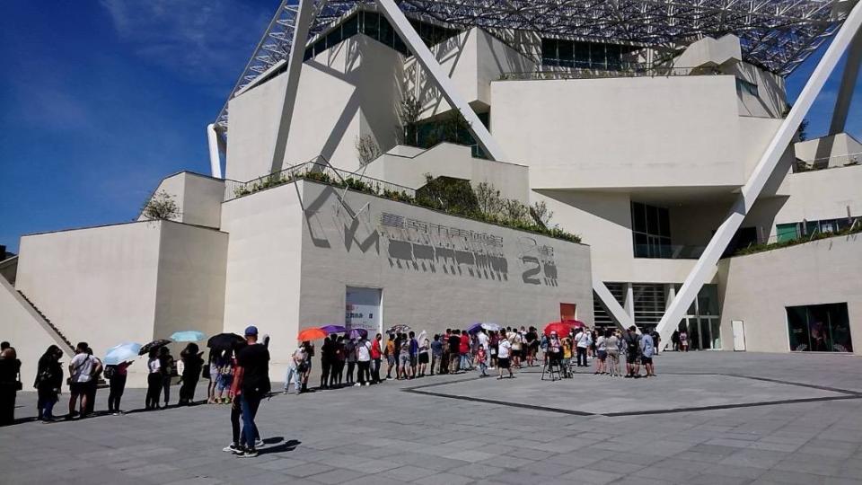 「地獄展」因人潮過多暫停售票。（圖／翻攝自南美館臉書）