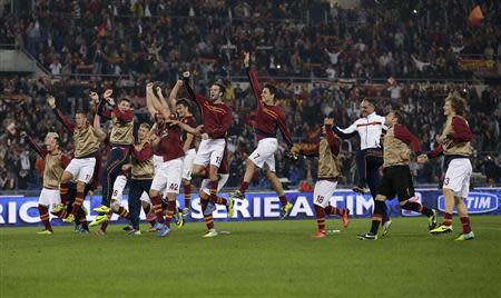 AS Roma's players celebrate at the end of their Italian Serie A soccer match against Chievo Verona at the Olympic stadium in Rome October 31, 2013. REUTERS/Max Rossi