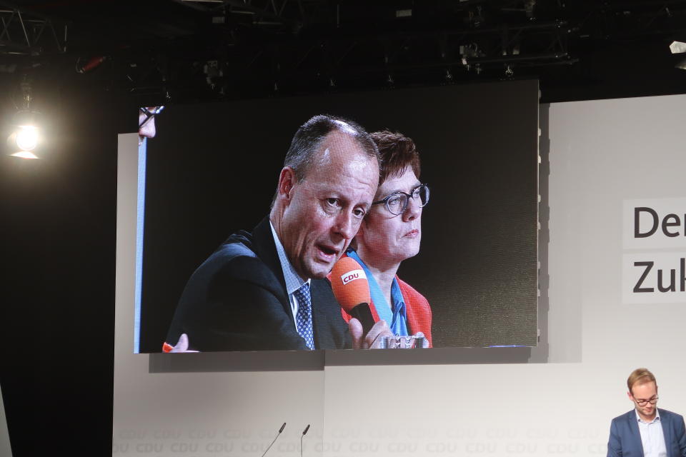 Das Rennen zwischen Friedrich Merz und Annegret Kramp-Karrenbauer bleibt spannend (Bild: Tobias Huch)