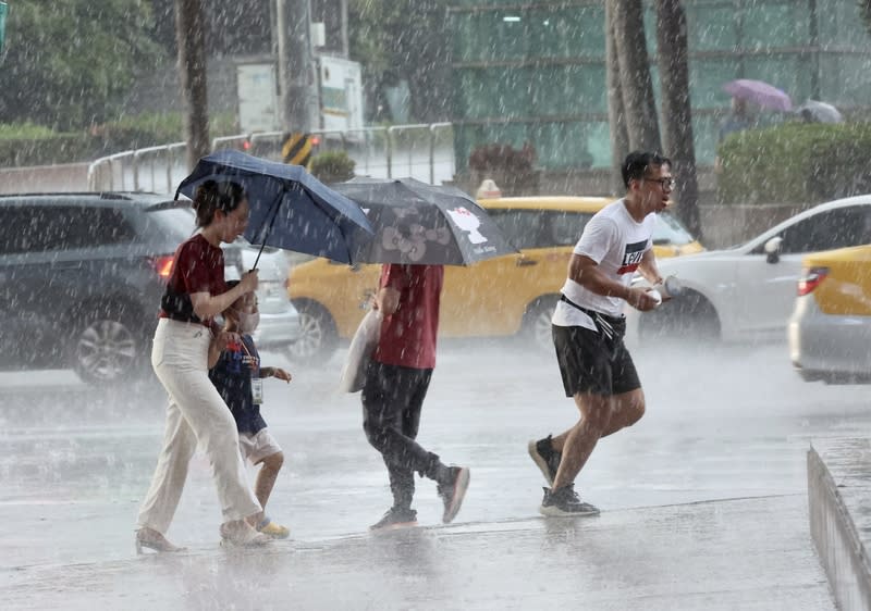 中央氣象署15日發布大雨特報，提醒民眾留意瞬間大雨。（中央社資料照）