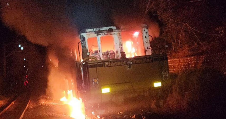 台鐵一輛老舊大型砸道車，昨天深夜突然起火燃燒。（圖／中市消防提供）
